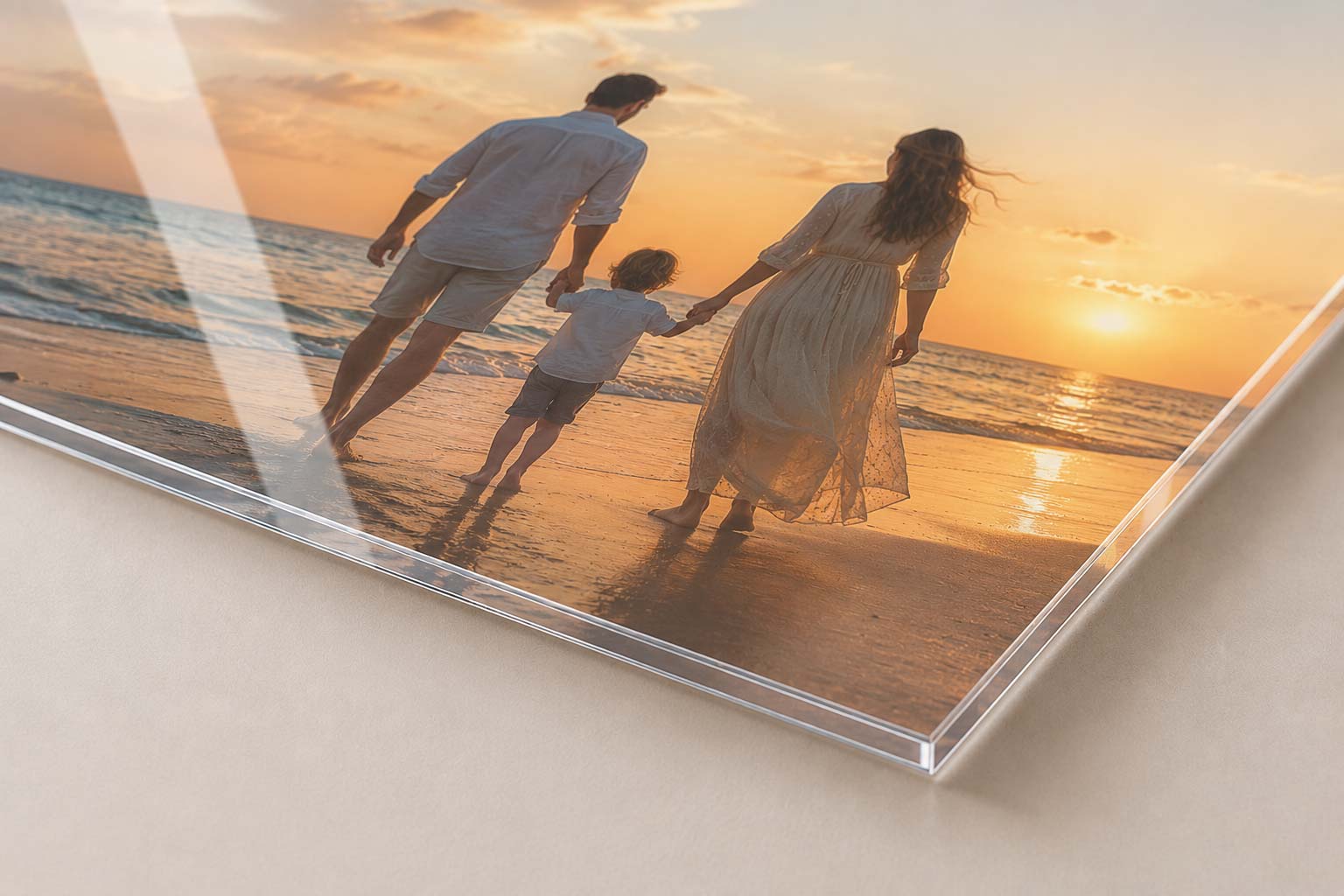 Acrylglasbild mit Familienfoto und glänzender Oberfläche